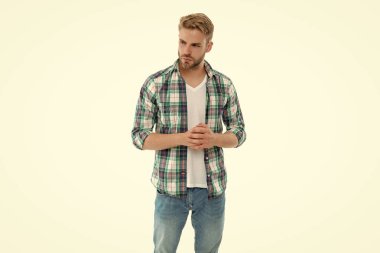 Kareli gömlek giyen bin yıllık bir adamın görüntüsü. Milenyum çocuğu beyazdan izole edilmiş. Arkaplanda bin yıllık bir adam var. Stüdyoda milenyum adamı.