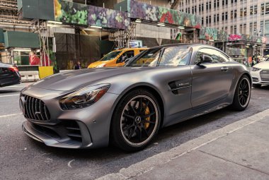 New York City, ABD - 09 Ağustos 2023: Mercedes Benz AMG GT 2018 supercar spor araba, yan köşe manzaralı.