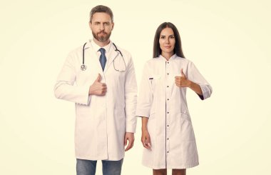 Sağlık hizmeti ilanı. İki doktor doktorluk yapıyor. Sağlık uzmanı doktor beyazı izole etti. İlaç ve sağlık sigortası. Doktor reklam öneriyor, başparmağınızı kaldırın. Sağlık Hizmetleri Sağlayıcı Eklentileri.