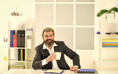 Yakışıklı patron ofiste oturup kahve içiyor. Sakallı hippi kıyafeti kahveyle rahatlıyor. İlham verici ve motive edici. Ofiste sabah kahvesi. Ofis hayatı. Kahve güzelmiş. Saygıdeğer CEO..