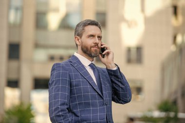 Telefonu olan iş adamı konuşuyor. İş adamının telefon görüşmesi. İş adamı telefonda konuşuyor. İş adamının telefon görüşmesi.