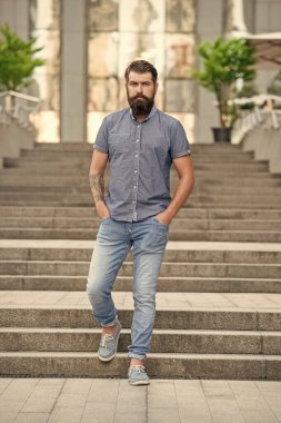 Sakallı adam aşağıda yürüyor. Sakallı bir adam. Hipster adam dışarıda..