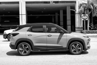 Miami Beach, Florida ABD - 15 Nisan 2021: Blue Chevrolet Trailblazer RS SUV Crossover, yan görüş.