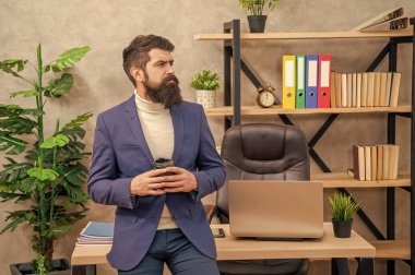 Ofis işi sırasında kahve molası veren düşünceli işadamı,.