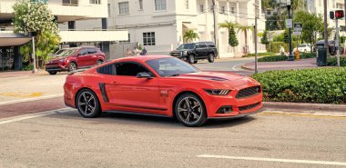 Miami Beach, Florida USA - 14 Nisan 2021: kırmızı Ford Mustang 5.0 GT araç, yan görüş.