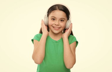 Kulaklıklı favori şarkı. Yaz havası şarkı listesi. Mutlu çocukluk. Çocuk çalışmaları sesli kitaplara göre. Çocuklar için kulaklık çıkartan gürültü. Çocuk radyo DJ 'i. Küçük kız müzik dinler. Okula geri dön..
