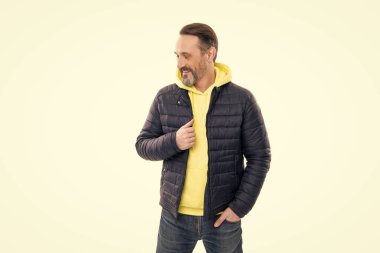 Stüdyoda kalın bir ceket giydiğine sevindim. Olgun bir adam için sonbahar ceketi. Olgun bir adamın kalın ceketi. Ceketli olgun bir adam beyaz arka planda izole edilmiş..