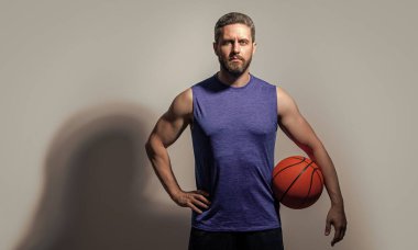 Atletizm basketbolcusunun fotokopi odası fotoğrafı. Spor giyim sektöründe sporcu basketbol oyuncusu. Gri arka planda izole edilmiş atlet basketbolcu. Stüdyoda atlet basketbol oyuncusu.