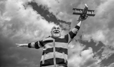 Gökyüzü geçmişindeki yaşlı adam. Emeklilikteki son sınıf. Dışarıda oyuncak uçağı olan yaşlı emekli bir adam..