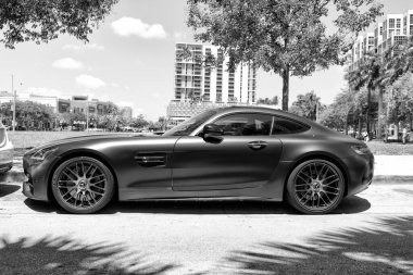 Miami Beach, Florida USA - 15 Nisan 2021: mat Mercedes benz v8 biturbo, yan görüş.