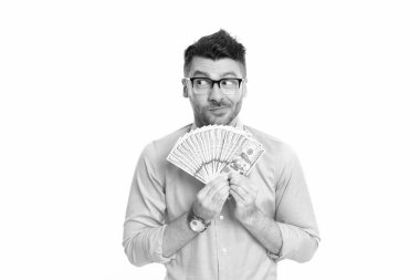 Para kazanmak ve harcamak. Elinde kağıt para stüdyosu tutan kafası karışık bir adam. Para banknotları olan zengin bir adam. Kişisel krediler. Borç için nakit para.