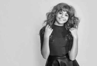 Sarı arka planda kızıl uzun saçlı çocuk gülüşü.