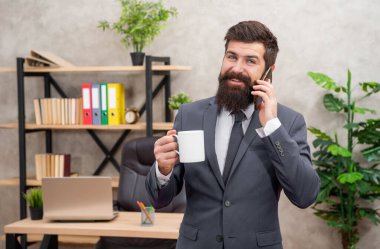 Aradığınız için teşekkürler. Telefonda çay içen mutlu bir adam. İşten bir telefon geldi. Gezici konuşma. İş çağrısı.