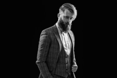 Resmi erkek giyimli sakallı adam fotoğrafı. Siyah giyinmiş resmi bir adam. Stüdyoda resmi erkek giyim bölümünde. arka planda erkek giyim bölümü.