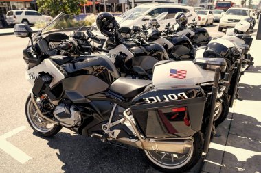 Long Beach, Kaliforniya ABD - 31 Mart 2021: Tustin polisi BMW R 1250 RT motosiklet parketti. yan görünüm.