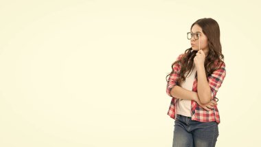 Fotokopi kabini parti gözlüğü takmış, dudak büken şakacı ergen kız. Beyazlara izole edilmiş, fotokopi çekilen stüdyoyu eğlendirmek için sahne malzemesi..