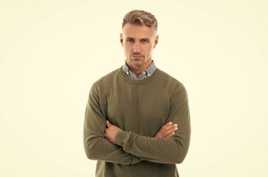 Kendine güvenen kır saçlı adamın sakalı var. Grizled Man 'in stüdyo çekimi. Beyaz arka planda sakallı, olgun, kır saçlı bir adam. Gri kazaklı adam.