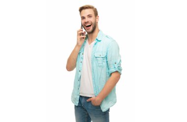 Mobil iletişim. İletişim. Akıllı telefondan konuşan adam beyazda izole edilmiş. Millennial Man 'in telefon görüşmesi var. Ses bağlantısı. Adam akıllı telefonda konuşuyor. Telefon var. Müşteri hizmetleri çağrısı.