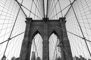 Brooklyn Köprüsü. New York mimarisi. Brooklyn Köprüsünden Manhattan 'a. Brooklyn Köprüsü 'nün şehir mimarisi simgesi. Metropolis şehrinin mimarisi. Çarpıcı mimari.