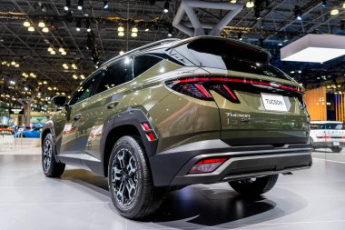 New York, ABD - 27 Mart 2024: 2025 Hyundai Tucson Olive Green Car at New York International Auto Show, back view.