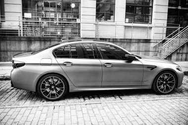 New York City, ABD - 15 Temmuz 2023: BMW F90 M5 gri renkli araba park edilmiş, yan görüş.