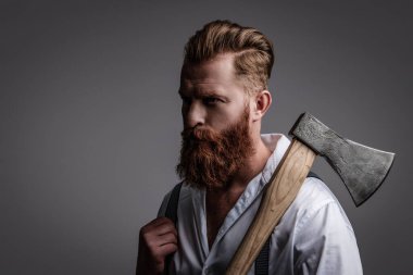 Sakal şekillendirme. Bıyıklı, Kafkas bir hippi. Sakallı adam gri yolda izole edilmiş. Sakallı adam, baltayı tut. Saç ve sakal bakımı. Yakışıklı, sakallı, vahşi adam. Boşluğu kopyala.