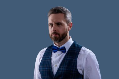 Smokinli erkek giysili adam Griler 'de izole edilmiş. Resmi erkek giyim sektöründe karizmatik bir adam. Yakışıklı garson adam smokin giyer. Şık smokin papyonu. Papyonlu garson servis yapmaya hazır. Garson. Kravat Moda.