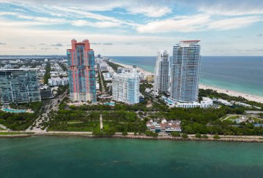 Skyline marina havacılık şehri manzarası. Miami güney plajının şehir manzarası. Miami şehir merkezinde gökdelenleri olan Florida. Hava görüntüsü. Miami Plajı 'ndaki gökdelenli şehir manzarası. Başkent alanı.