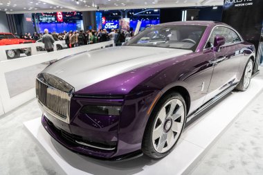 New York City, ABD - 27 Mart 2024: Rolls Royce Spectre New York Uluslararası Otomobil Fuarı 'nda lüks araba, köşe manzarası.