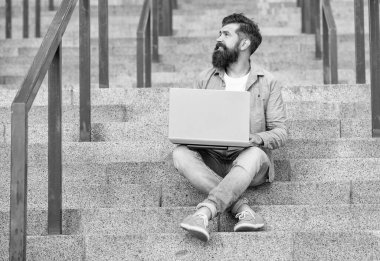 Dizüstü bilgisayarlı serbest çalışan bir adam. Serbest çalışan adamın dışarıda bilgisayarlı iletişimi var. Serbest çalışan adamın dışarıda bilgisayar bağlantısı var. Serbest Çalışan Adam 'ın online bilgisayar iletişimi var.