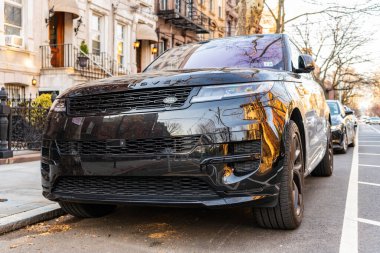 New York City, ABD - 15 Mart 2024: Range Rover Sport veya Velar modern araba açık hava, köşe manzaralı.