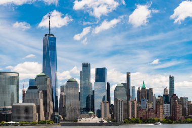 New York City 'nin ufuk çizgisi, ABD. NYC simgeleri. Günbatımında New York şehrinin gökdeleni ve gökdeleninin muhteşem manzarası. Manhattan 'ın güzel manzarası.