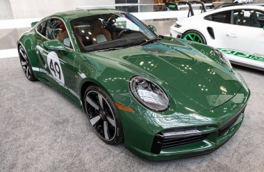 New York, ABD - 27 Mart 2024: Porsche 911 Sport Classic retro car. Yeşil renkli Porsche 911 Spor Klasik araba. New York Uluslararası Otomobil Fuarı 'nda klasik Porsche 911 Spor İzi..