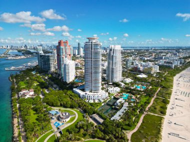 Miami güney sahili hava manzaralı. Şehrin gökdelen mimarisi ve marinası. Miami, Florida 'nın gökyüzü manzarası. Şehrin mimarisi bu işte. Şehir merkezinin silüeti. Miami 'nin silüeti. Şehir merkezi..