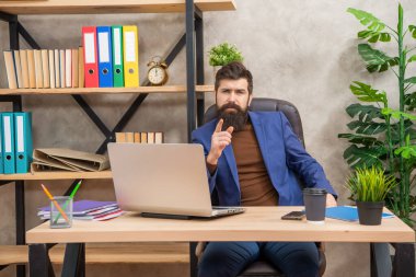 Ofiste bilgisayar ve mesleki mesleği olan düşünceli bir ağ yöneticisiyim..