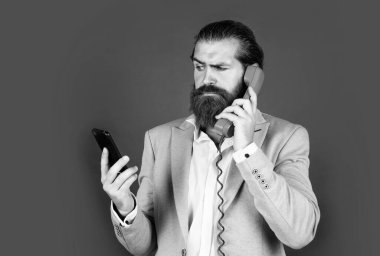 En iyisini bekle. İletişim cihazlarının evrimi. Retro adam telefonda konuşuyor. Modern cep telefonu ve eski klasik telefon. Teknoloji her zaman gelişiyor. Dijital Çağ 'da yaşa.