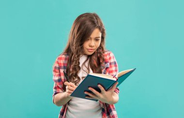 Okula dönüyorum. Çocukluk eğitimi. Not alıyorum. Akıllı öğrenci ya da öğrenci defteri tutuyor. Genç kız kitapla çalışıyor. Kitapları tutan çocuk. Bilgi ve bilgelik kavramı.