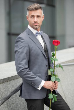 Teklif konsepti Beyaz smokinli adam evlenme teklifi için hazırlanıyor. Evlilik teklifinden önce erkek.