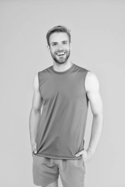 Atletik adam sarıda izole edilmiş. Mutlu Sporcu Stüdyosu. Spor giyim sektöründe sporcu. Atletik fitness. Spor ve eğlence sektörü. Spor ve spor.