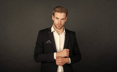 Siyah arka planda ceketli yakışıklı CEO, iş dünyası..
