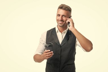 Çay molası sırasında cep telefonuyla konuşan mutlu profesyonel bir adam..