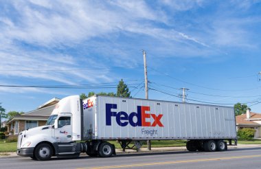 Chicago, ABD - 21 Ağustos 2024: Yolda FedEx konteynırlı kamyon. FedEx Şirketi, uluslararası kapsamı olan ABD merkezli bir lojistik şirketi. Federal Express, Lider şirkettir.