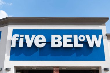 Chicago, ABD - 17 Ağustos 2024: 5 Mağaza tabelası. Five Aow Inc., Amerika 'da indirimli indirimli satış mağazaları zinciri..