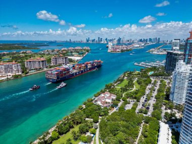 Miami, Florida, ABD - Haziran 06, 2024 Biscayne Körfezi 'nde mavnası olan Miami plajı. Miami Biscayne Körfezi 'nde kargo gemisi mavnası. Miami yat limanı manzaralı. Florida 'da kargo gemisi. Ticari gemi.