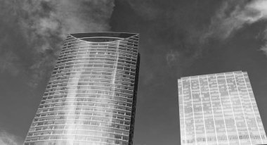 İş yerindeki ofis binası. Gökdelen mimarisi. Camsı yüzlü bir gökdelen. Modern cam bina. Metropolis City 'de bir gökdelen. Şehir merkezinde gökdelenli bir şehir. düşük açı.