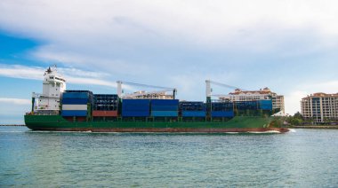 Konteynır Miami, Florida 'daki kargo gemisine yüklendi. Kargo gemisi limana giriyor. Kargo işi. Konteyner gemisi. Nakliye lojistiği. Miami 'de konteynırlı bir kargo gemisi. İçeriye ve dışarıya aktar.