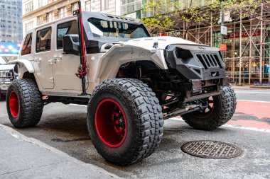 New York City, ABD - 28 Nisan 2024: Jeep Gladyatör kamyonet dışarıda park halinde, açı manzaralı.