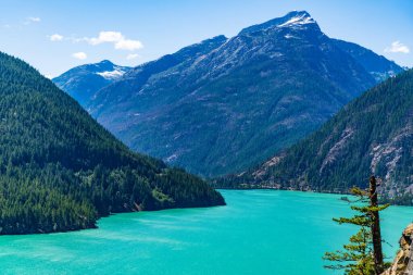 Doğa manzarası. Kuzey Cascades Ulusal Parkı 'ndaki Diablo Gölü. Diablo Gölü 'nde manzara. Dağ manzaralı Diablo gölü. Diablo gölü dağ zirvesinin manzarası. Washington 'un Kuzey Şelaleleri.