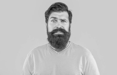 Arka planda korkmuş sakallı adamın portresi. Sakallı adamın portresi. Sarıda izole edilmiş sakallı adamın portresi. Stüdyodaki sakallı adamın portresi..