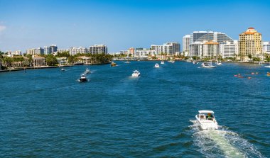 Fort Lauderdale, Florida, ABD - 25 Mart 2023 Yazın Fort Lauderdale kıyı şeridi manzarası.